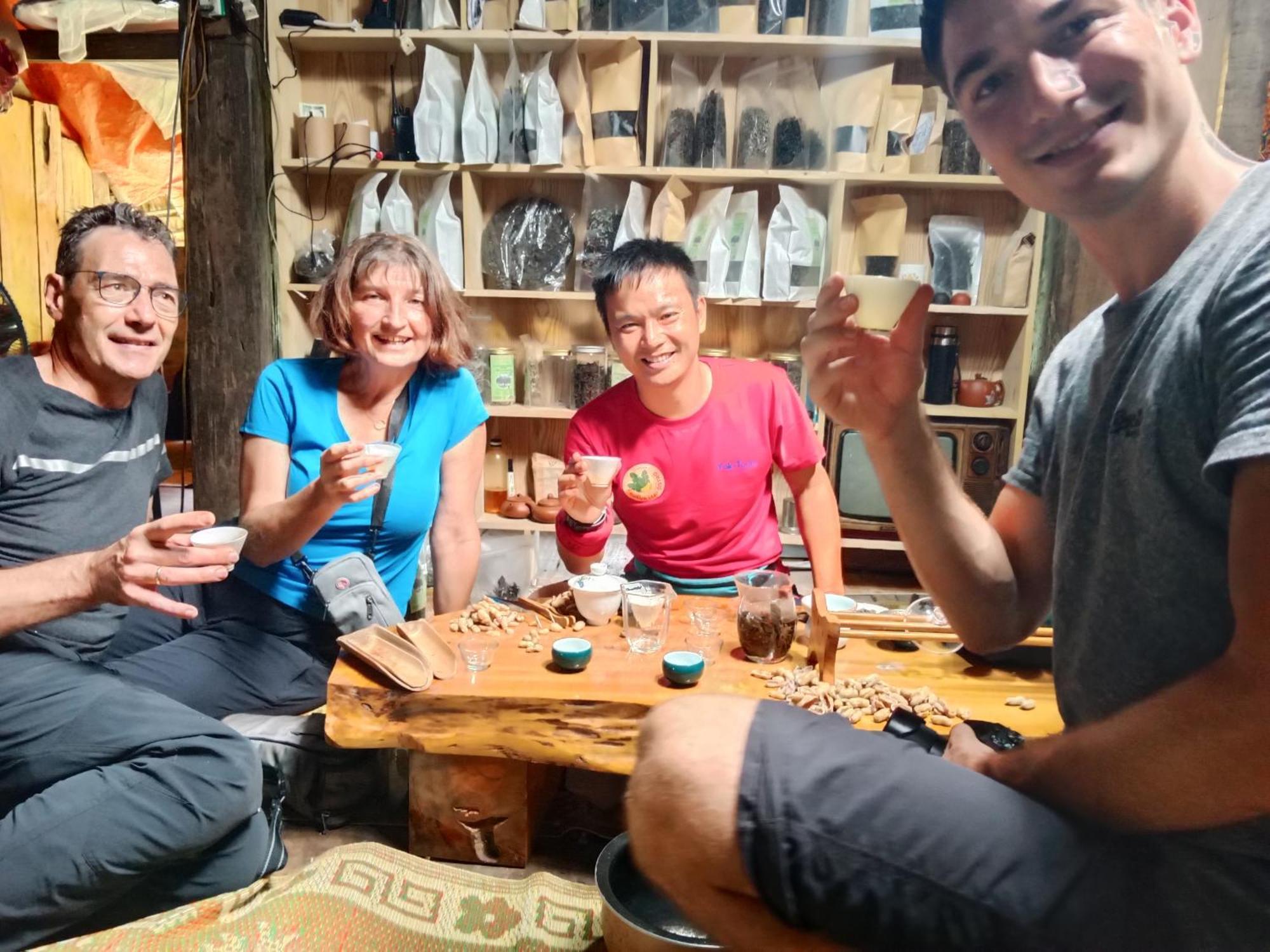 Отель Ha Giang Yolo House And Loop Tours Экстерьер фото